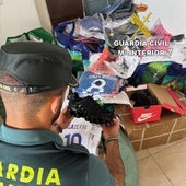 Golpe al 'top manta' en el paseo marítimo de Peñíscola: confiscan 2.000 camisetas de fútbol, bolsos y zapatillas falsas