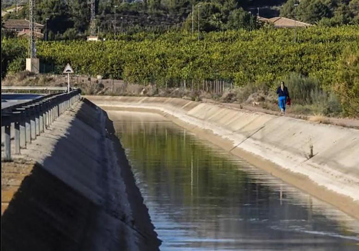 Imagen de archivo de un canal del trasvase Tajo-Segura en Alicante