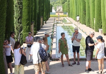 El frescor de los Jardines del Alcázar a la sombra de las obras: «Vamos a aprovechar y damos una vueltecita»