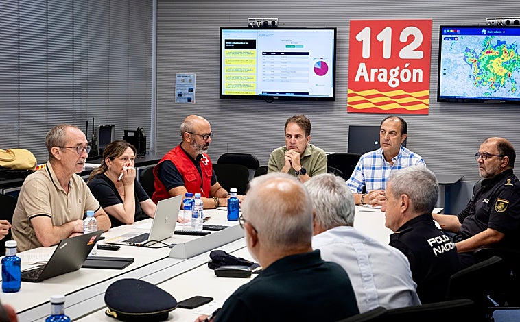 Imagen principal - La Unidad Militar de Emergencias ha movilizado a lo largo de esta madrugada en las zonas de la provincia de Zaragoza afectadas por la alerta roja por tormentas de hasta 100 litros por metros cuadrado en una hora, en especial en los municipios de Pedrola, Grisén, Figueruelas, Pleitas y Bárboles.