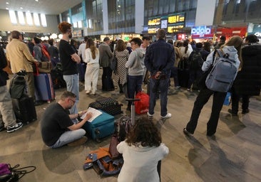 Viajeros en la estación de Santa Justa durante uno de los numerosos retrasos de los trenes de alta velocidad