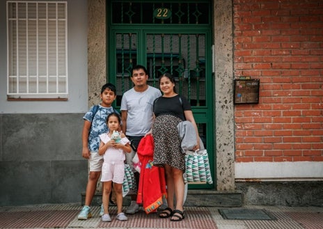 Imagen secundaria 1 - Ana y su familia durante el primer día de su nueva vida en el municipio toledano 
