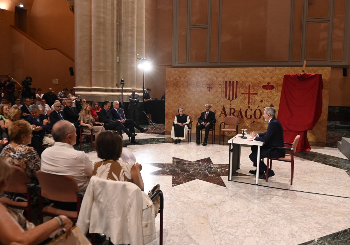 Mayte Pérez, de negro, entre el público que arropó al exbarón socialista Javier Lambán, el pasado jueves 10 de julio en Zaragoza