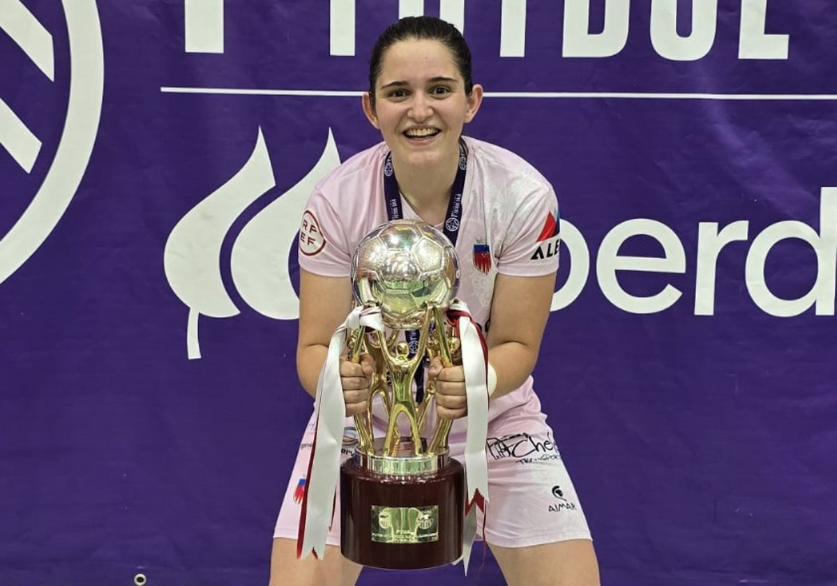 Raquel Gadea, con el trofeo de ganadoras de la Liga Iberdrola de fútbol-sala nacional en Primera División con el equipo Futsi Atlético Navalcarnero