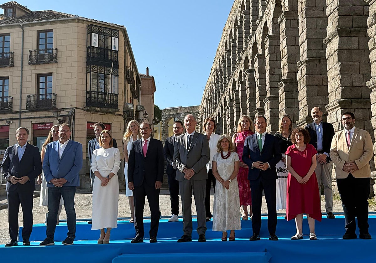 Foto de familia de los alcaldes y alcaldesas durante su reunión en Segovia