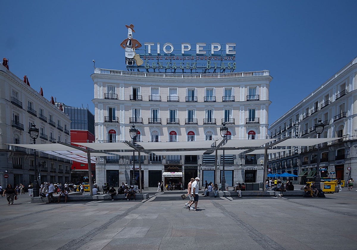 Los toldos recientemente instalados en la Puerta del Sol