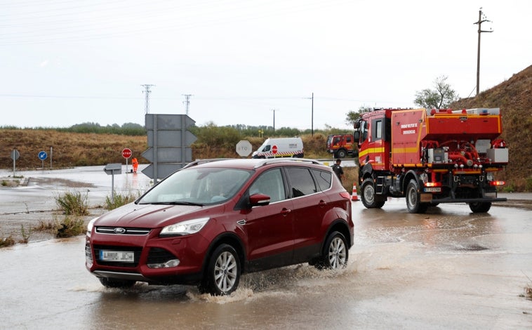 Imagen principal - La Unidad Militar de Emergencias ha movilizado a lo largo de esta madrugada en las zonas de la provincia de Zaragoza afectadas por la alerta roja por tormentas de hasta 100 litros por metros cuadrado en una hora, en especial en los municipios de Pedrola, Grisén, Figueruelas, Pleitas y Bárboles.