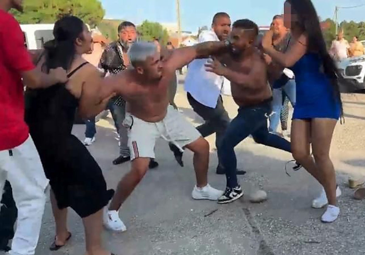 Un momento de la pelea entre las dos familias en el aparcamiento del centro social