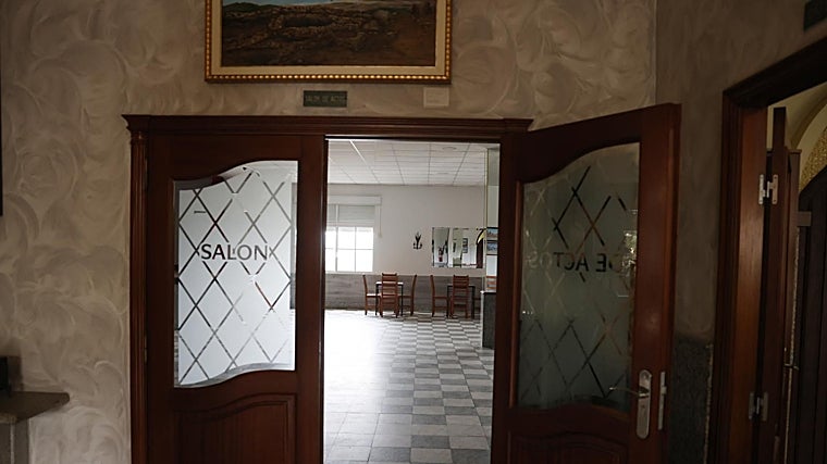 Desde el aparcamiento se entra al hall, enfrente está el salón de actos, donde hicieron la comida, y a la derecha una puerta comunica con el bar