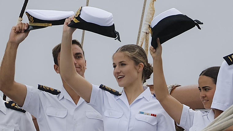 La princesa Leonor saluda, junto a sus compañeros, a su llegada a Marín