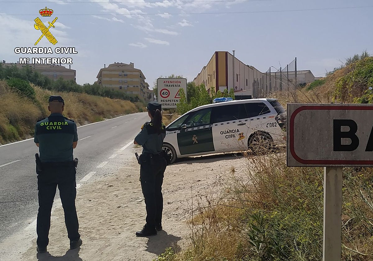 Patrulla de la Guardia Civil a la entrada de Baena en Córdoba