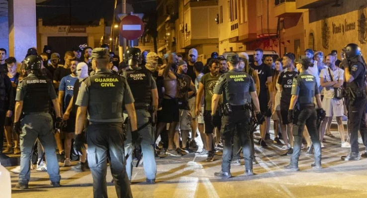 Disturbios y tensión en Torre Pacheco (Murcia) tras la agresión de un anciano por varios jóvenes marroquíes