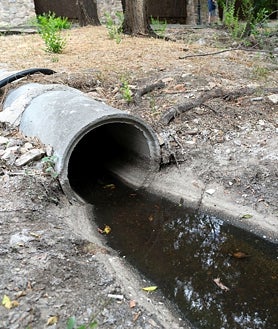 Imagen secundaria 2 - El bajo caudal del río deja ver este fin de semana una gran acumulación de residuos 