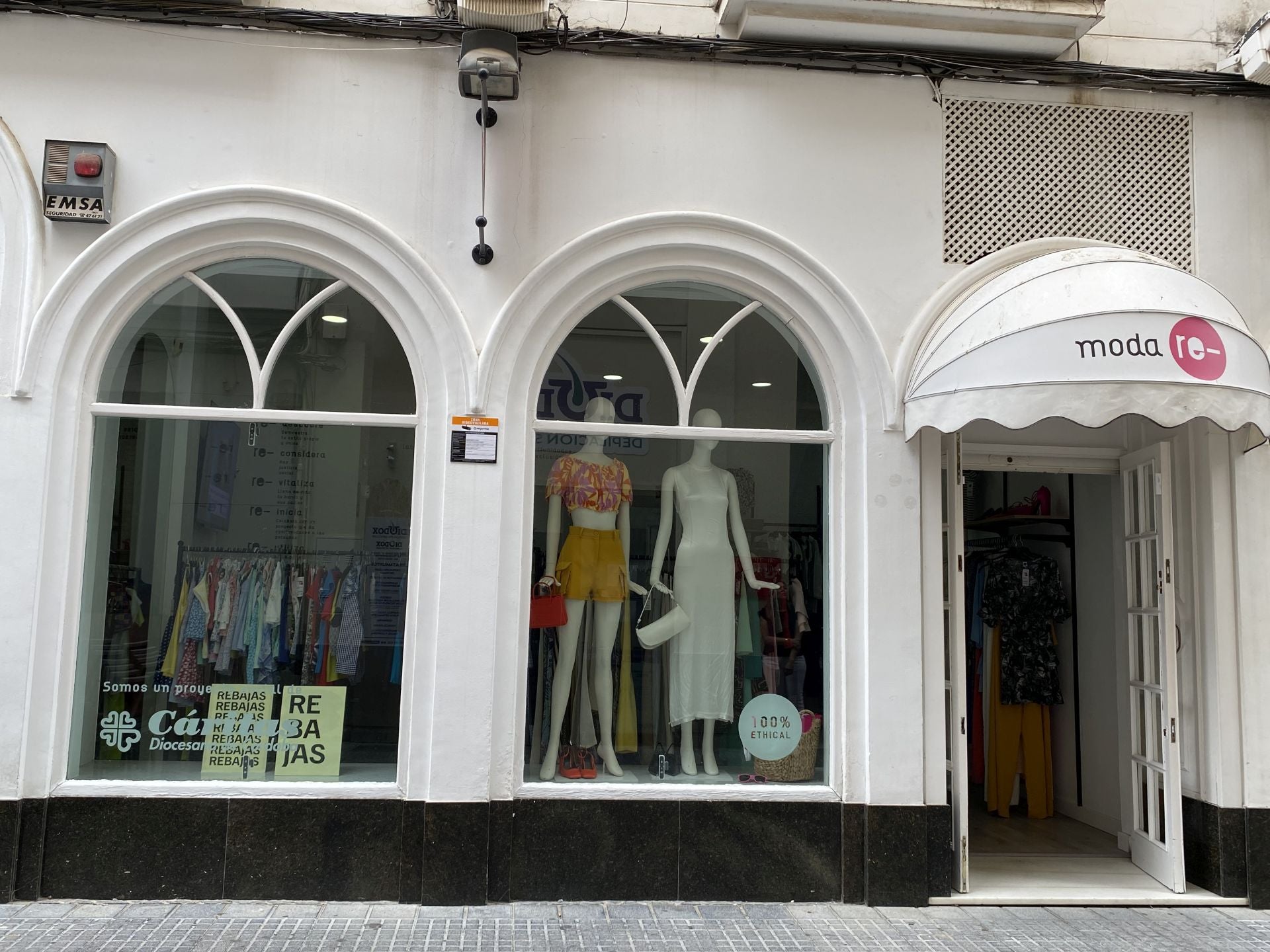 Así recoge la ropa usada Cáritas en Córdoba, en imágenes