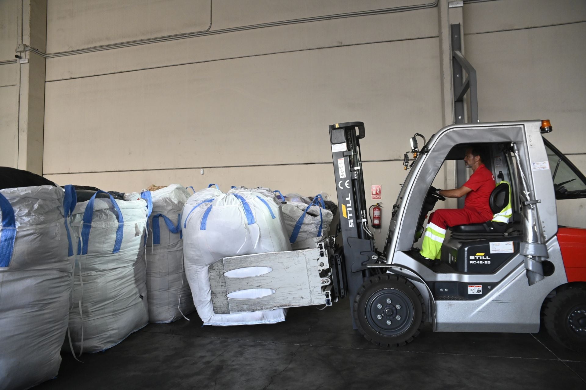 Así recoge la ropa usada Cáritas en Córdoba, en imágenes
