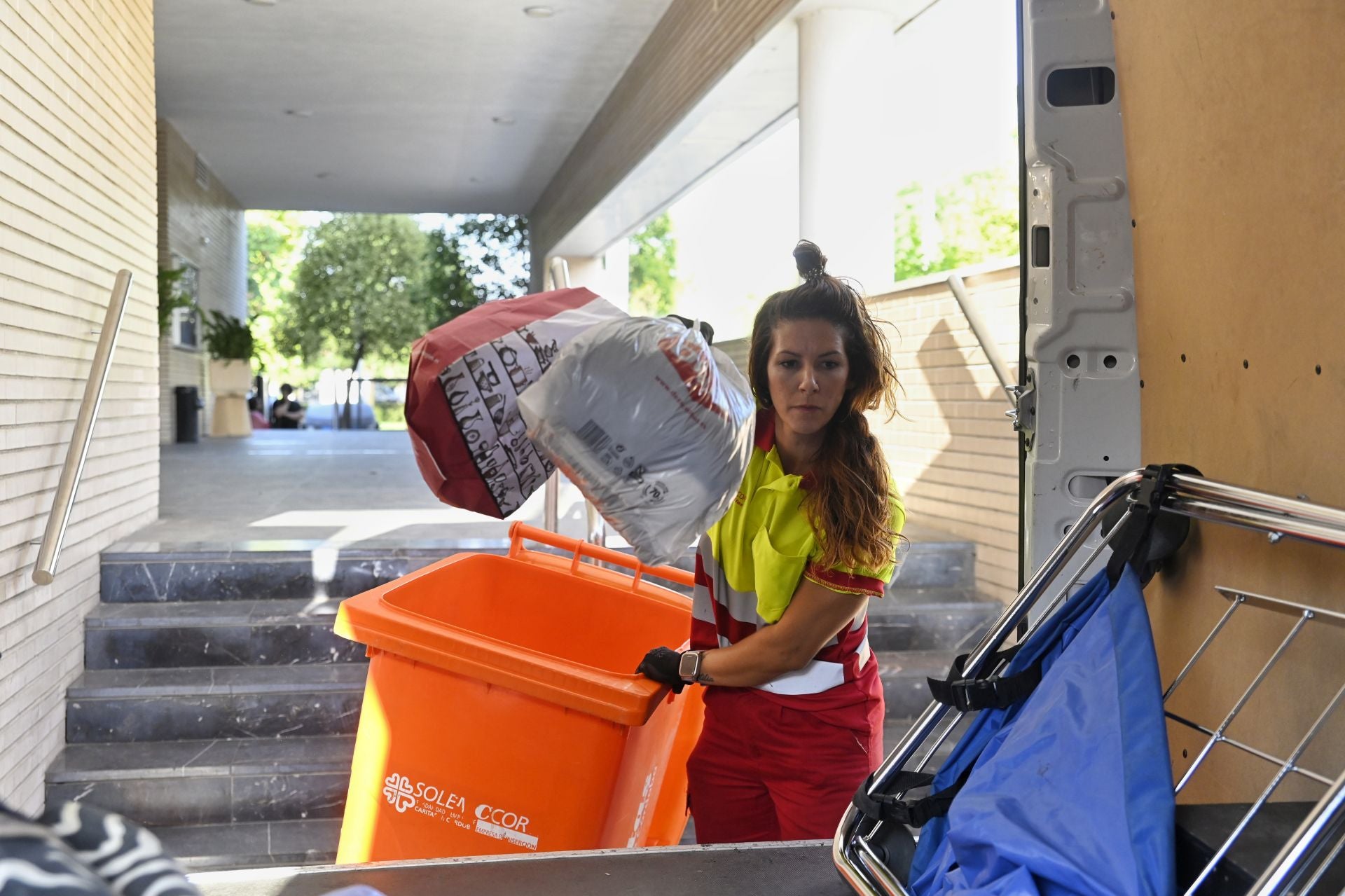 Así recoge la ropa usada Cáritas en Córdoba, en imágenes
