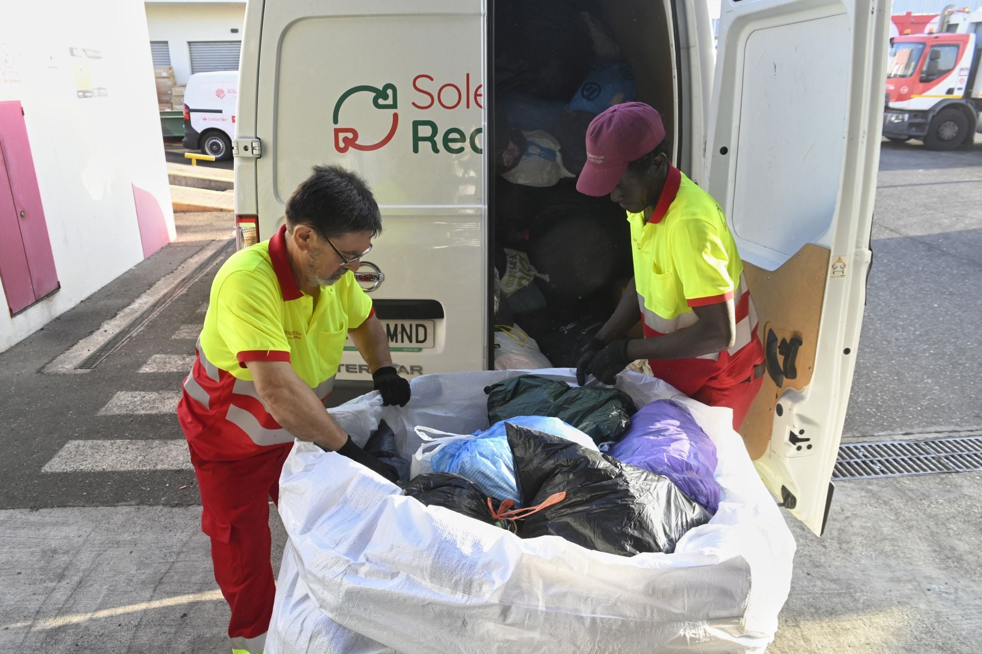 Así recoge la ropa usada Cáritas en Córdoba, en imágenes