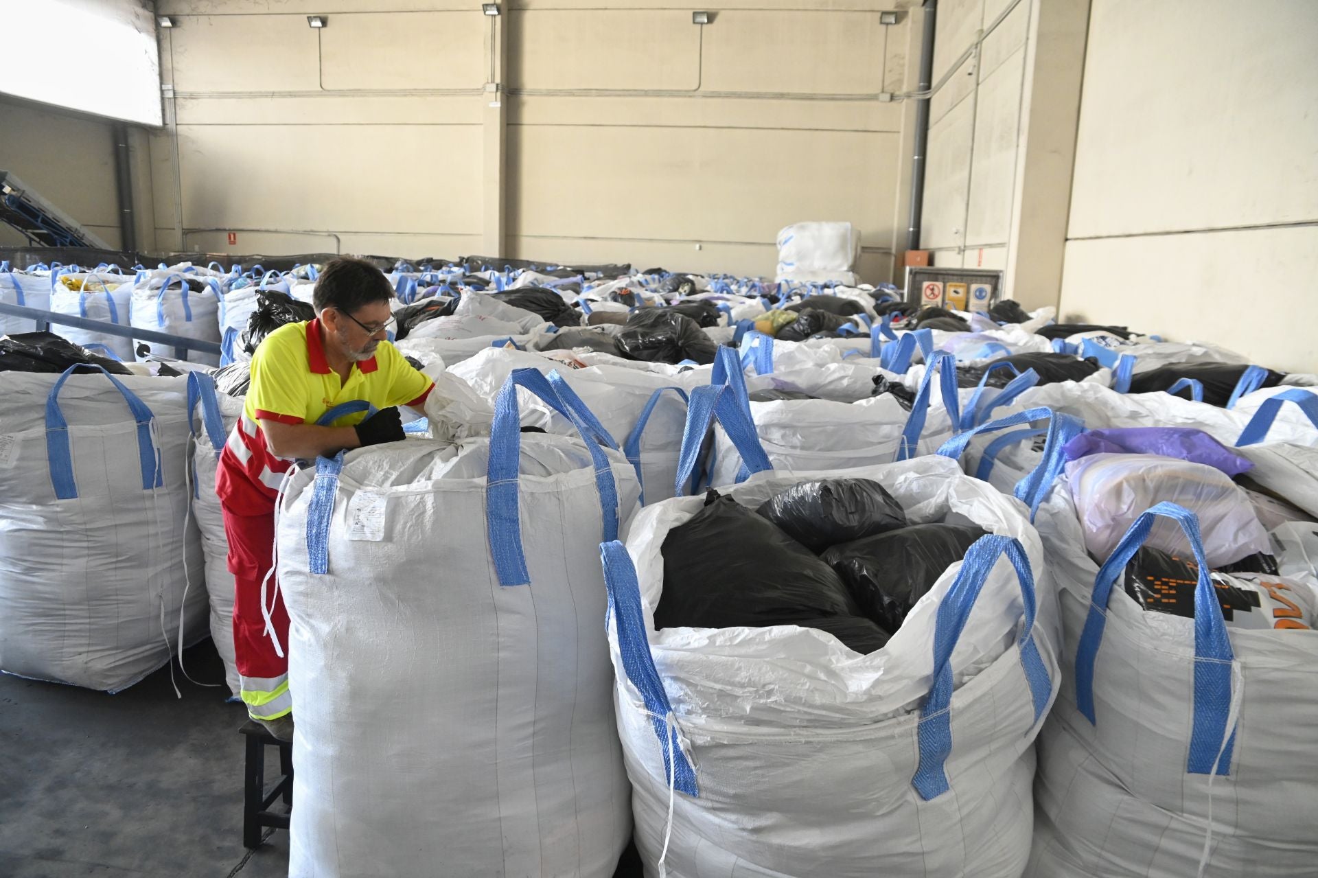 Así recoge la ropa usada Cáritas en Córdoba, en imágenes