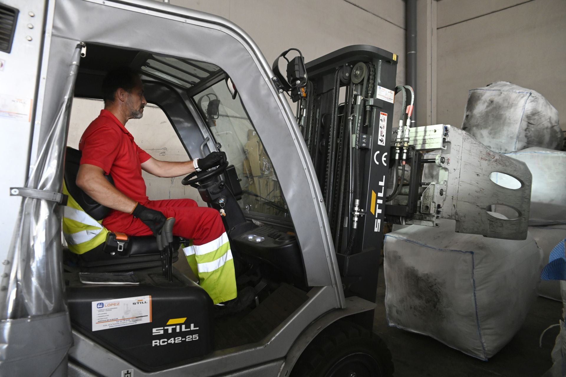 Así recoge la ropa usada Cáritas en Córdoba, en imágenes