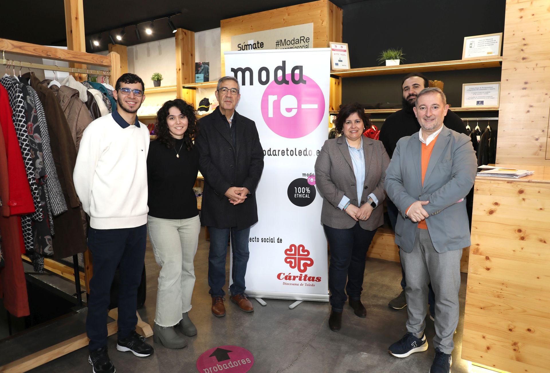 Así recoge la ropa usada Cáritas en Córdoba, en imágenes