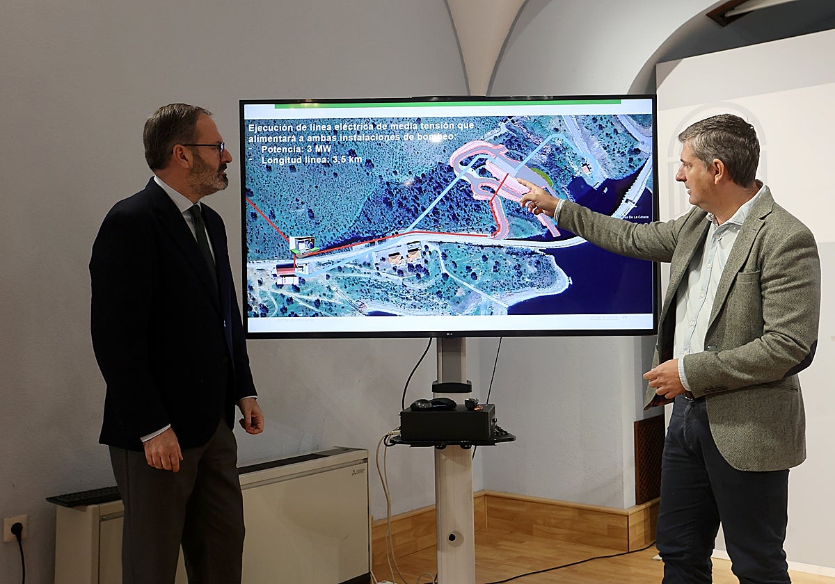 El delegado del Gobierno andaluz y el delegado de Agricultura explican el proyecto de La Colada