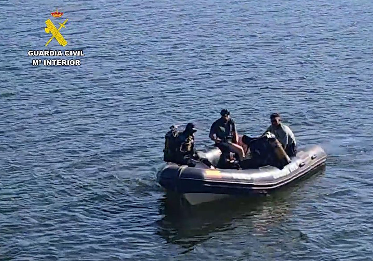 La Guardia Civil rastrea el pantano en busca del hombre desaparecido