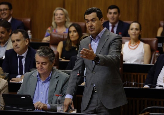 Juanma Moreno, en una imagen de archivo durante un pleno en el Parlamento de Andalucía
