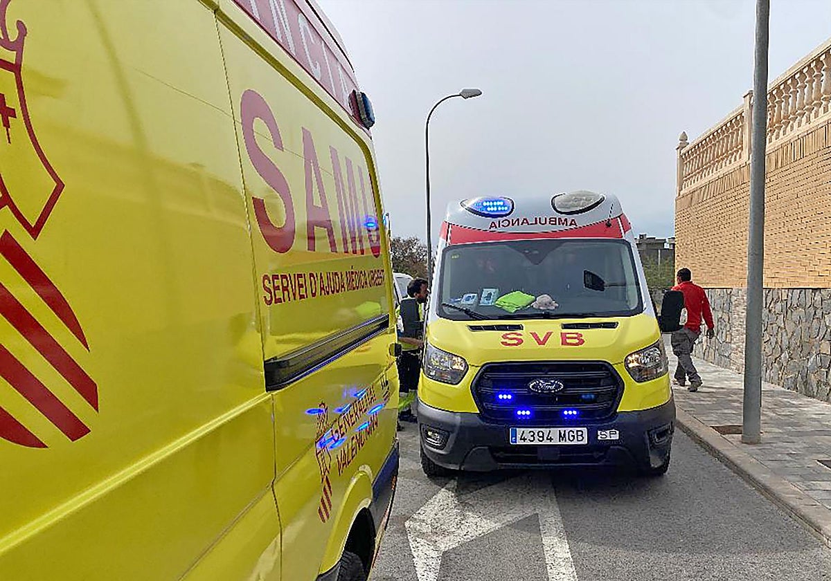 Imagen de archivo de varias ambulancias en Alicante