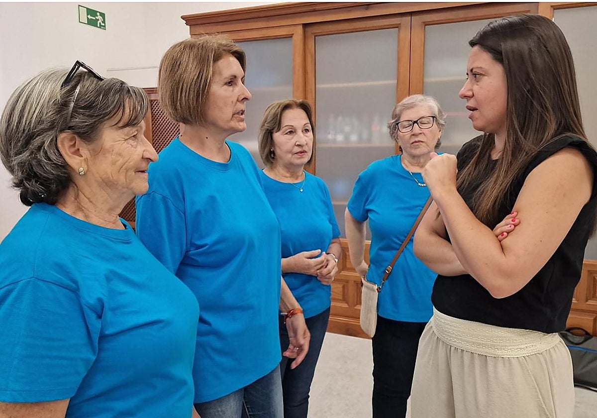 La consejera de Bienestar Social, Bárbara García Torijano, en el Centro de Mayores de Almagro
