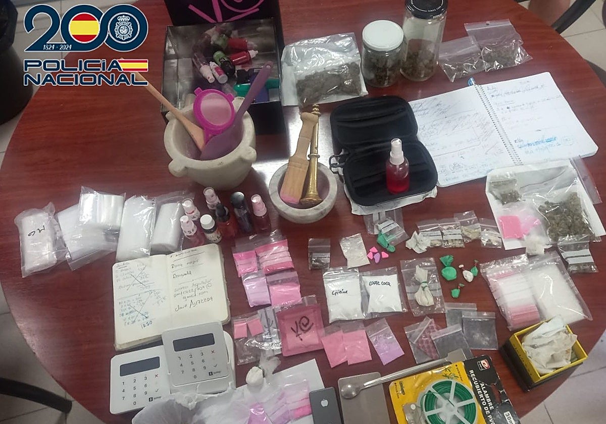 Imagen de la droga intervenida por la Policía Nacional en el piso del distrito de Ruzafa