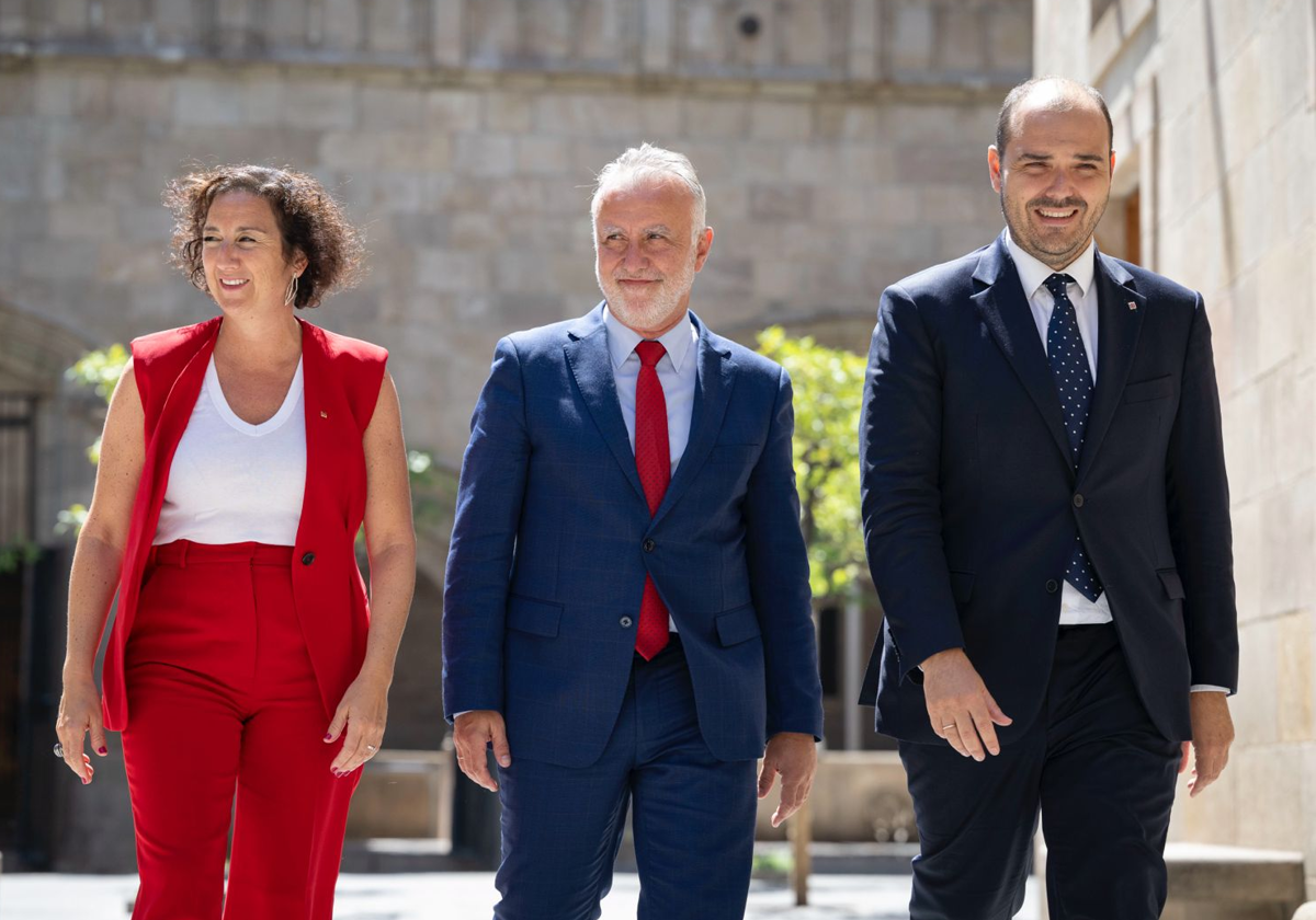 Alícia Romero, consejera de Hacienda, Ángel Víctor Torres, ministro de Política Territorial y Albert Dalmau, consejero de Presidente, hoy, antes de la reunión de la Comisión Bilateral