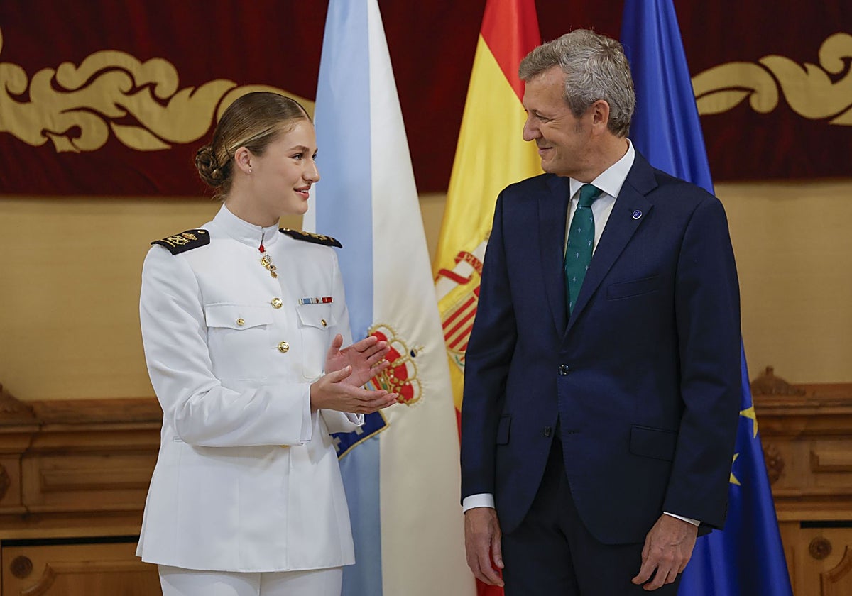 Doña Leonor y el presidente de la Xunta, en el compostelano Pazo de Raxoi