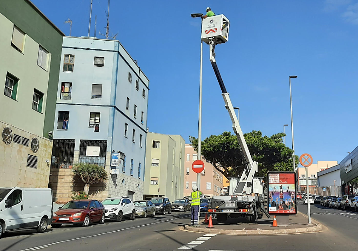 Cambio de luminarias en la Avenida de La Libertad, La Laguna