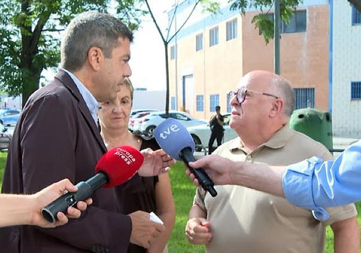 Imagen del presidente de la Generalitat, Carlos Mazón, y un vecino de la localidad valenciana de Alaquàs