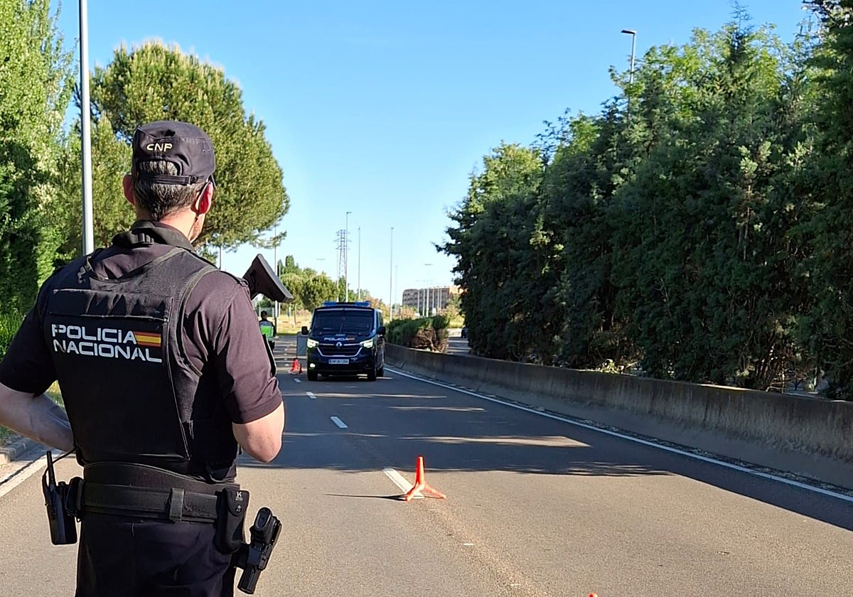 Un agente en un control de tráfico