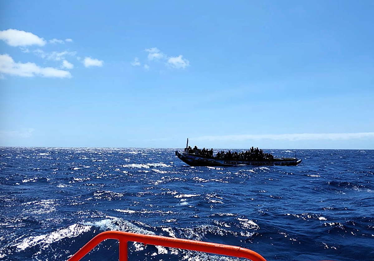 Cayuco rescatado en aguas de El Hierro
