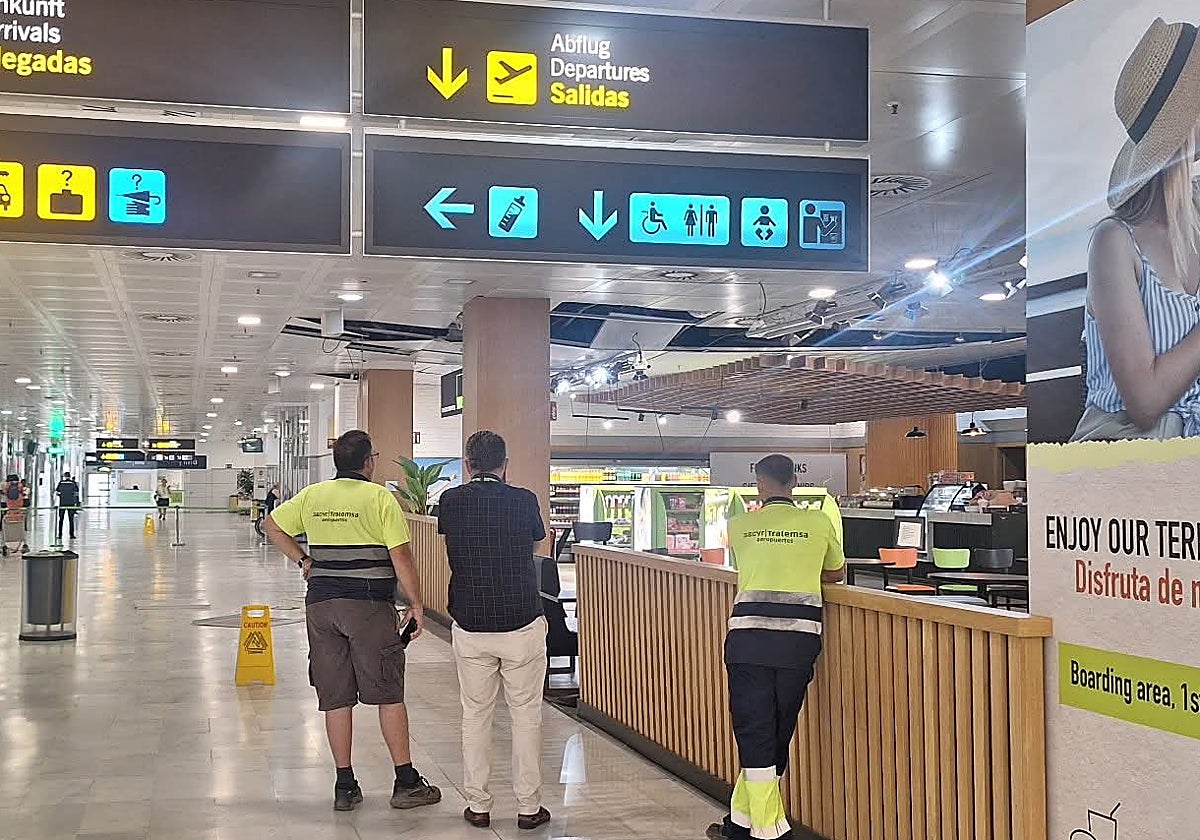 Parte del falso techo de la cafetería del aeropuerto de Almería ha colapsado por el terremoto