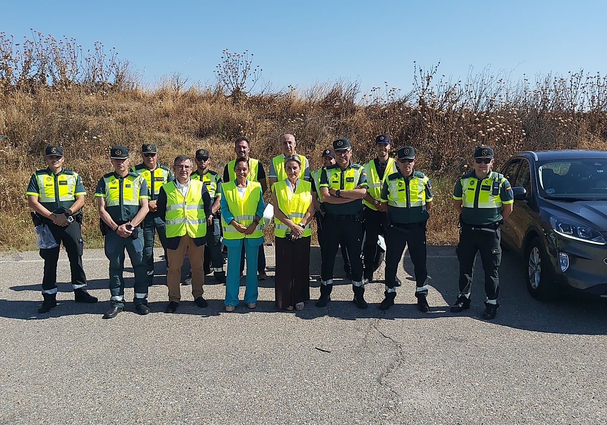 La delegada del Gobierno, Milagros Tolón, en un control realizado este lunes por la Guardia Civil en la CM-4006a, en el término municipal de Olías del Rey