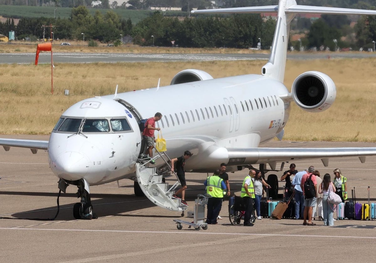 Un avión en el Aeropuerto de Córdoba durante la bajada de los viajeros