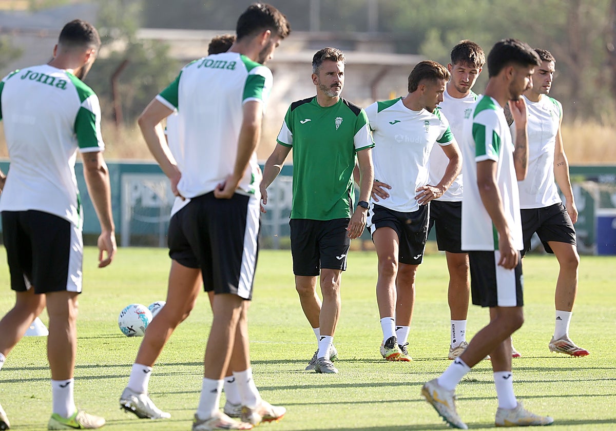 Iván Ania junto a la primera plantilla en una sesión de la pretemporada