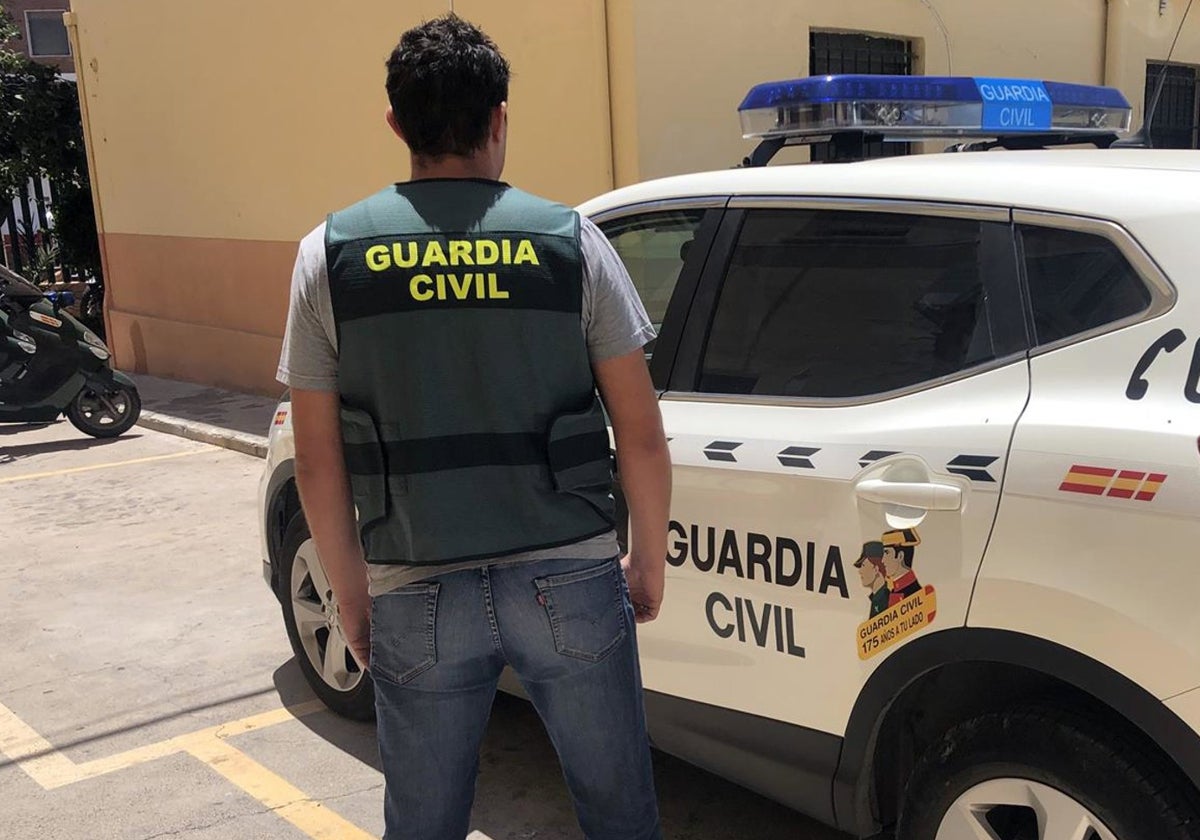 Un agente de Guardia Civil en Almería en una imagen de archivo