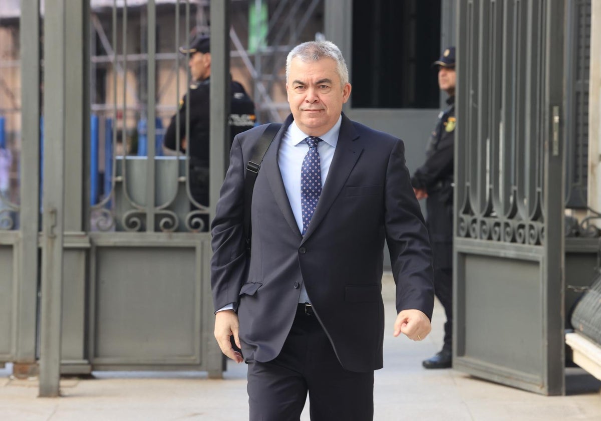 Santos Cerdán abandonando el Congreso de los Diputados