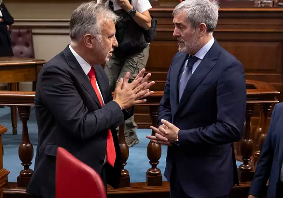 El presidente de Canarias, Fernando Clavijo, y el ministro Ángel Víctor Torres, (PSOE), en foto de archivo del debate de investidura