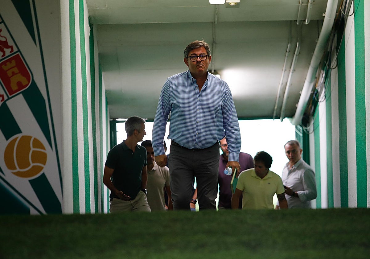 Javier González Calvo el día de su despedida del Córdoba CF sube por el túnel de vestuarios