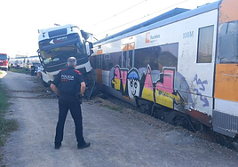Aparatoso choque entre un camión y un tren en Barcelona
