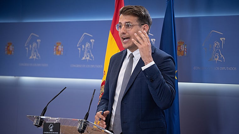 El diputado de Sumar Jorge Pueyo durante una rueda de prensa en el Congreso de los Diputados, este martes 15 de julio