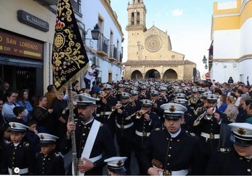 Músicos de la banda de cornetas y tambores Nazareno de Arahal, tras Jesús del Calvario de Córdoba, el Miércoles Santo de 2025