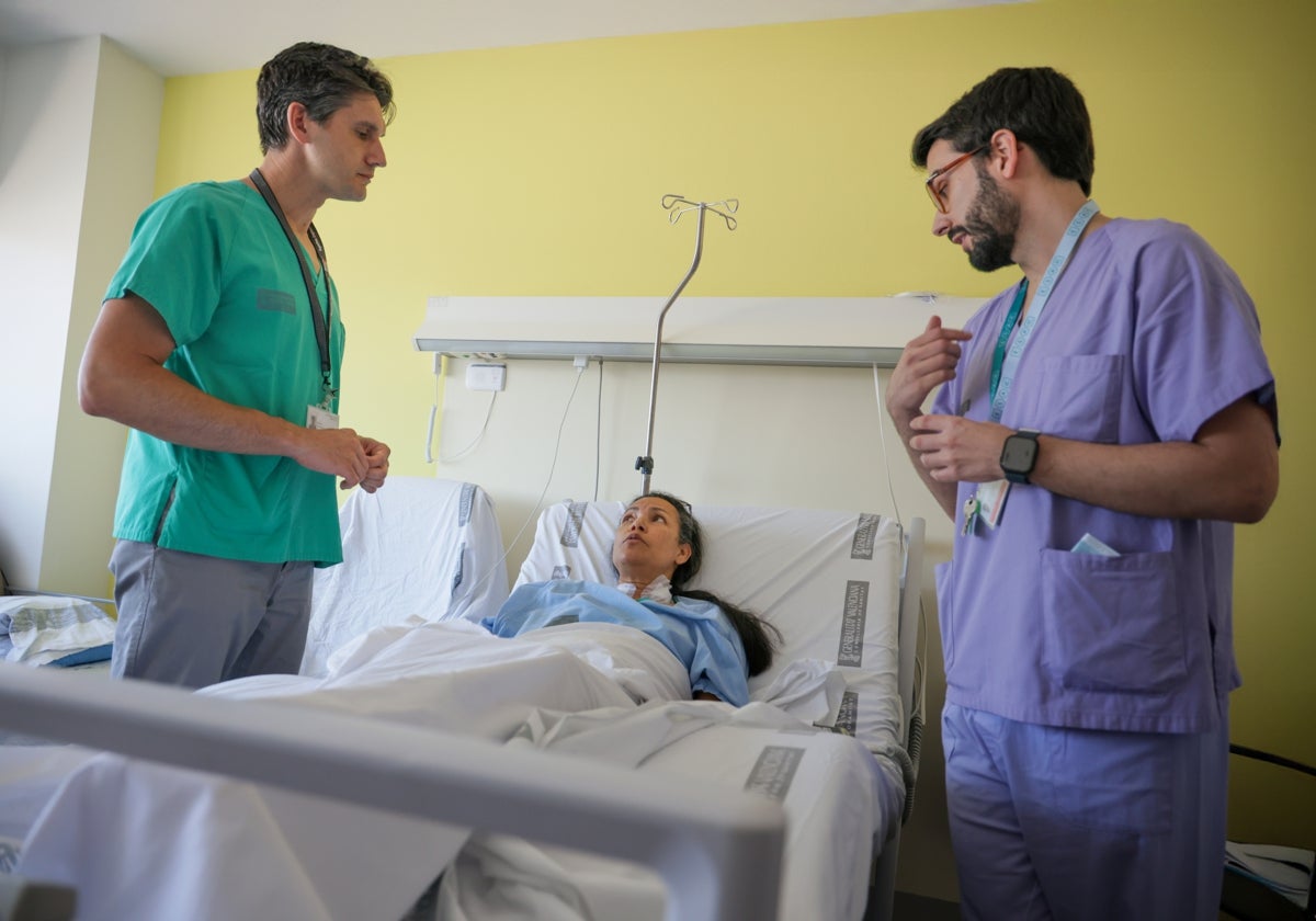 Imagen de los médicos junto a la paciente operada de corazón en el Hospital La Fe