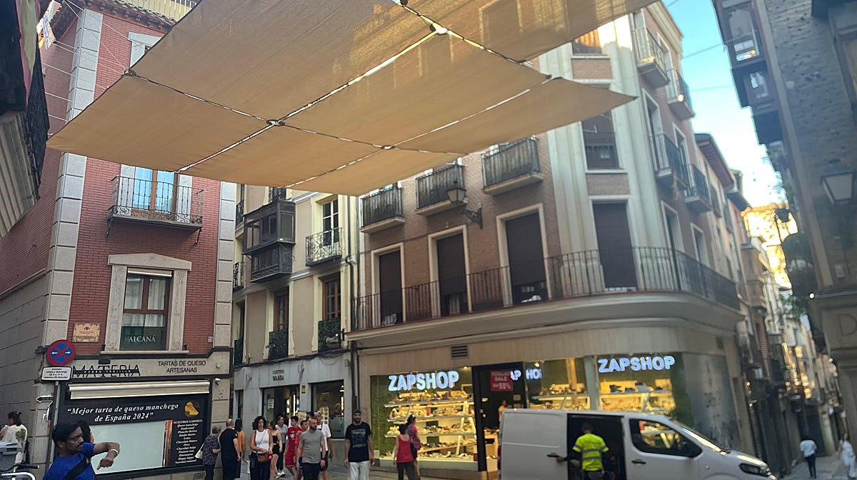 Toldos recién montados en las Cuatro Calles este lunes
