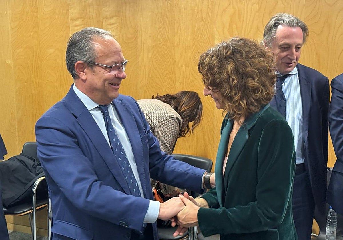 Foto de archivo de Juan Alfonso Ruiz Molina saludando a la vicepresidenta María Jesús Montero